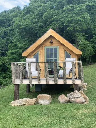 Glamping in the Tiny House with a Huge View Отели рядом с достопримечательностью «Humpback Bridge»