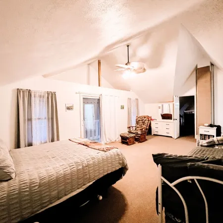 Muskie-Lounge River Retreat! Secluded getaway.