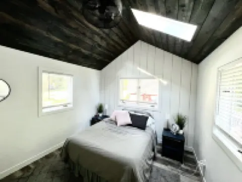 All-Season Modern Cottage on Red Lake - 45 min from Green Bay