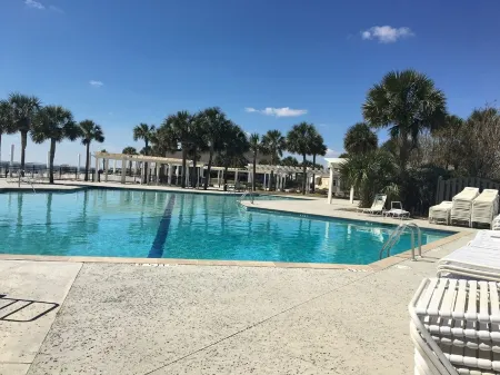 Beautiful updated 2 bed 2 bath Close to beach! Lakehouse pools and gym included