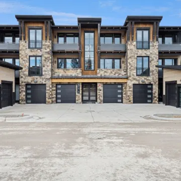 Near GLACIER/ Big MTN SKiing  & DTWN Whitefish! 3Bed/3Bath &HOT TUB w/VIEWS!