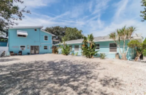 Waterfront 2 bedroom/1 bath Renovated Apartment in Palm Harbor