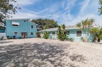 Waterfront 2 bedroom/1 bath Renovated Apartment in Palm Harbor Hotels near Pop Stansell Park