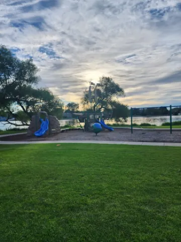 Charming 3+ bdrm 3 bath house in Oshkosh on Sawyer Creek & Fox River near EAA