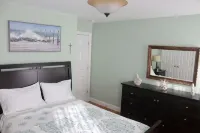 The Beach House: 8 min walk to Misquamicut, sleeps 5, beach parking/walk on pass Hotels in Westerly