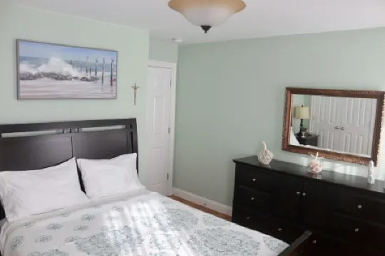 The Beach House: 8 min walk to Misquamicut, sleeps 5, beach parking/walk on pass