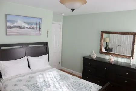 The Beach House: 8 min walk to Misquamicut, sleeps 5, beach parking/walk on pass Отели в г. Уэстерли