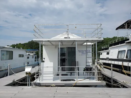 Floating Cabin at Steele Creek Marina--CAN NOT BE DRIVEN