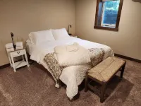 Gorgeous 5 bed Remodel near Downtown Hudson for Groups! - Wifi