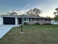 8 Minutes to SIESTA BEACH! 3-bedrm Oasis in Sarasota - Kng, Queen, 2 full beds Hotels near Nokomis Beach
