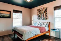 Sunflower Cabin- Mountain Views- Hot Tub