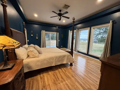 WATERFRONT exclusive 4-bedroom house, pool/hot tub on 15 acres, fenced & gated!
