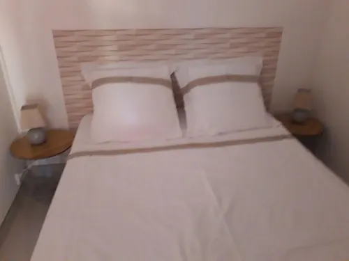 Newly renovated apartment/studio, garden level, quiet location, walking distance to beach and shops Hotel a Royan