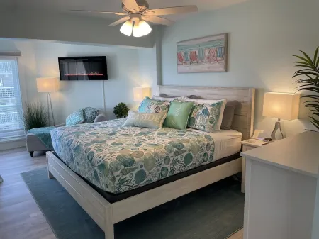 FIRST-CLASS "ALL INCLUSIVE" WATERFRONT DREAM