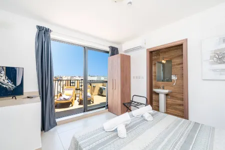 Islet Promenade Seafront Penthouse With Private Hot Tub