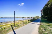 ★Downtown Condo~Steps from the Water & Common★