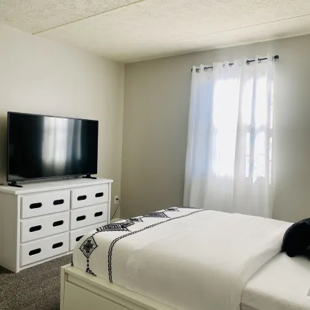 Spacious 2Br Apartment w/ Balcony • Free Parking • Near Upmc