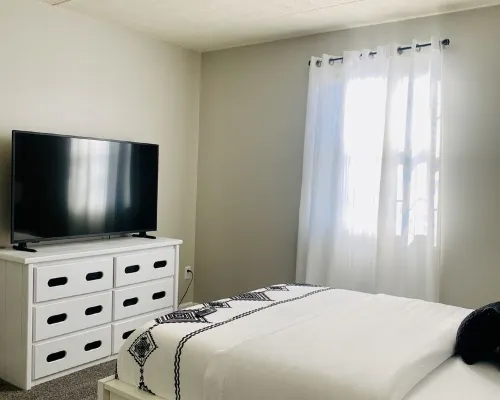 Spacious 2Br Apartment w/ Balcony • Free Parking • Near Upmc Hotels in Monroeville