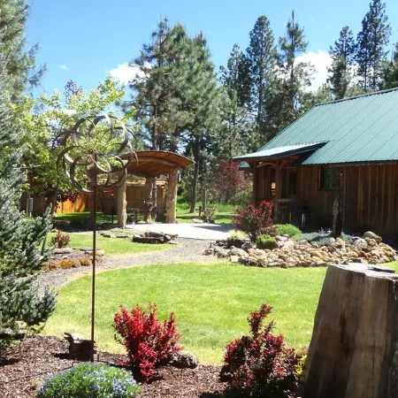 Red Blanket Cabin Near Crater Lake National Park