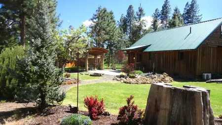 Red Blanket Cabin Near Crater Lake National Park