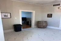 The Old Fashion Large one Bedroom Downtown Loft apartment Hotels in Lawrenceburg