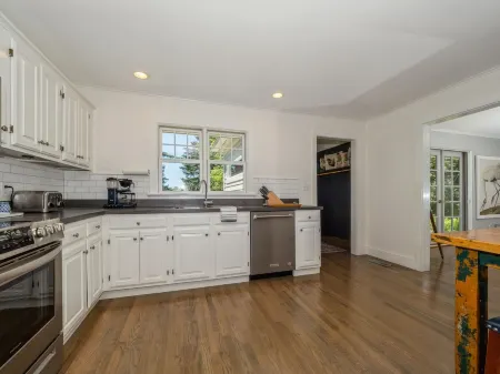 Two Bedroom Cottage Close To Town