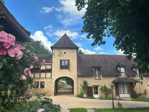 Gites de Charme 18 Personnes Avec Tennis Dans un Parc de 2 ha . Idéal Familles Hotels in Montignac