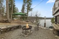 Lakefront Cabin with 2 Decks and Amazing Views. Firepit, Cornhole, Kayaks!