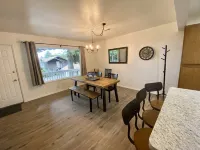 The Peaceful Pelican is close to town and just a 5 min walk to the beach! Hotels in Brookings