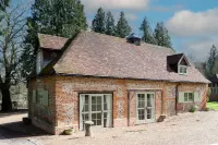 Secluded,  warm & cosy cottage - rural but  10 mins easy walk of shop/pubs. Hotels near Specsavers Opticians and Audiologists - Andover