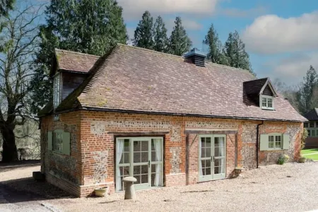 Secluded,  warm & cosy cottage - rural but  10 mins easy walk of shop/pubs. Отели рядом с достопримечательностью «St Michael and All Angels West Andover and Preschool»