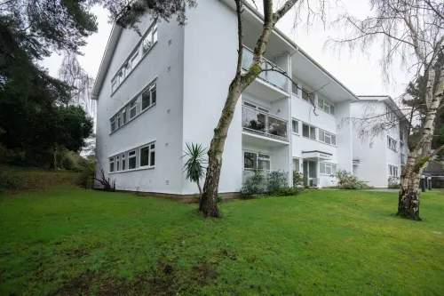 Two bedroom apartment with balcony dog friendly