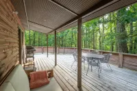3BR Cabin Getaway: Hike & Swim Nearby! Modern, dog-friendly, wi-fi + king suite