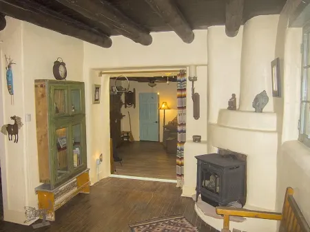 CASA FLORA Quiet & Cozy Downtown Plaza Apartment Отели в г. Таос