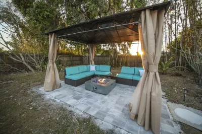 Paradise House 12 guest, private pool, 2 miles from white sand beach Hotel dekat Monty Andrews Arboretum @ West Blalock Park