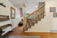 Ski Retreat near base of Cottonwoods with Hot Tub, BBQ, Games and Park