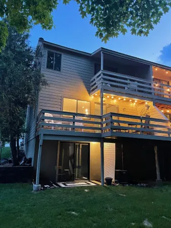 Beautiful Harbor Springs condo! Close to Lake MI, Skiing, Golf, Dining, + more!