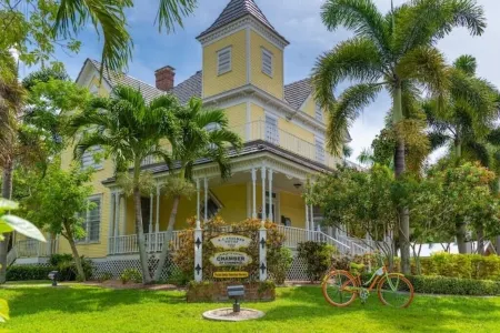 Cozy 3 Beds/Heated Pool/Fenced Yard/ Centered in Punta Gorda/close to everything Отели в г. Пунта-Горда