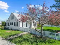 Entire house in Speedway! Pool~Big Yard~King Beds Hotel dekat Indianapolis Motor Speedway