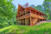 Whispering Trees Lodge , sleeps 10, 4 miles from Old Man's Cave - homestay