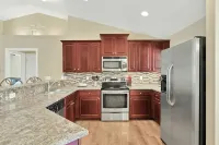 🍹🌞 Paradise Oasis! Beautiful Heated Pool, Pet Friendly, Wi-Fi, Near Beaches! فنادق في Sebastian