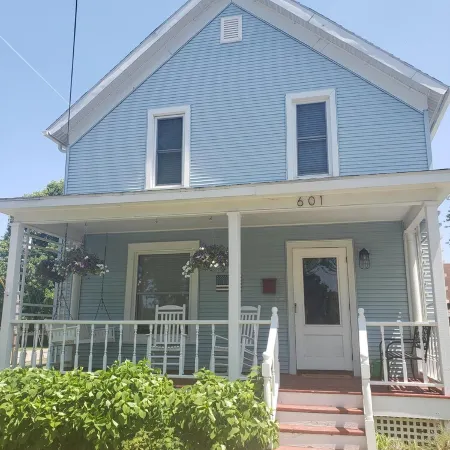 Perfect for groups! Walk to Journeyman/downtown Three Oaks
