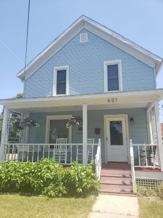 Perfect for groups! Walk to Journeyman/downtown Three Oaks Отели в г. Три Окс