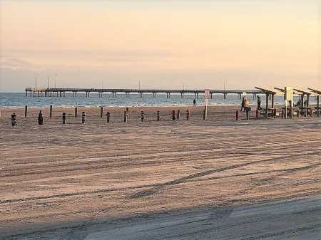 Village Walk 3 BR/2.5 Bath--Shared Heated Pool and Close to the Beach! Отели рядом с достопримечательностью «Fly It Port ' A»