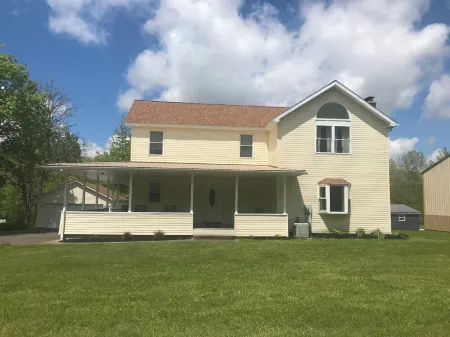 Large Country home near Lake Erie, fishing, beaches, skiing, golf &  more. Отели рядом с достопримечательностью «Uncle John's Elk Creek Campground»