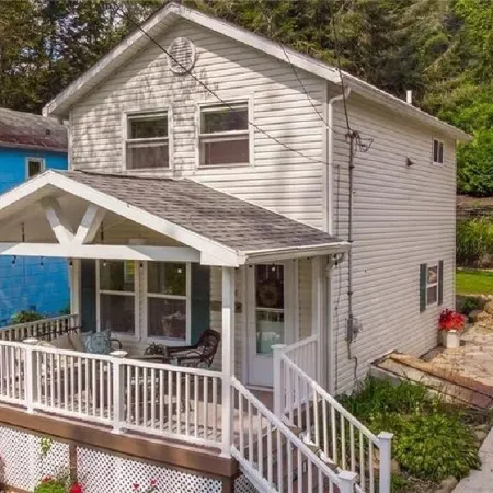 River Front Cottage with Breathtaking view of Allegheny River