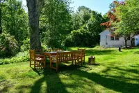 Peaceful apartment on 3.5 acres w/ artist studio.