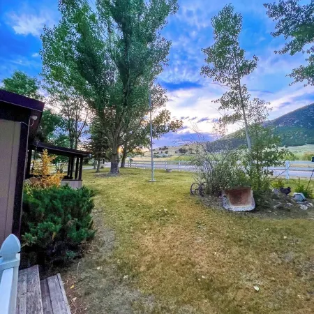 Cozy Cabin on 2 acres with mountain view river access, 5 min to Lava Hot Springs