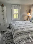 Available Memorial Weekend Near Seagull Beach, Short Walk to Restaurant, Shops