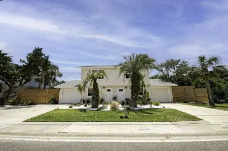 Pet friendly beach house w/private backyard & outdoor shower- steps from beach Отели в г. Сейнт Огастин Бич